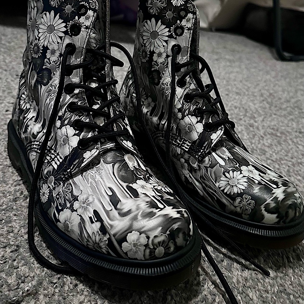 DR MARTENS Floral Paint Slick Black and White Size 8